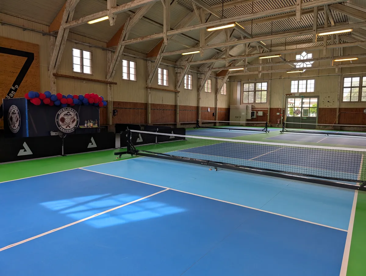 Pickleball Courts in der Stadtkaserne Frauenfeld mit professionellen JOOLA-Netzen